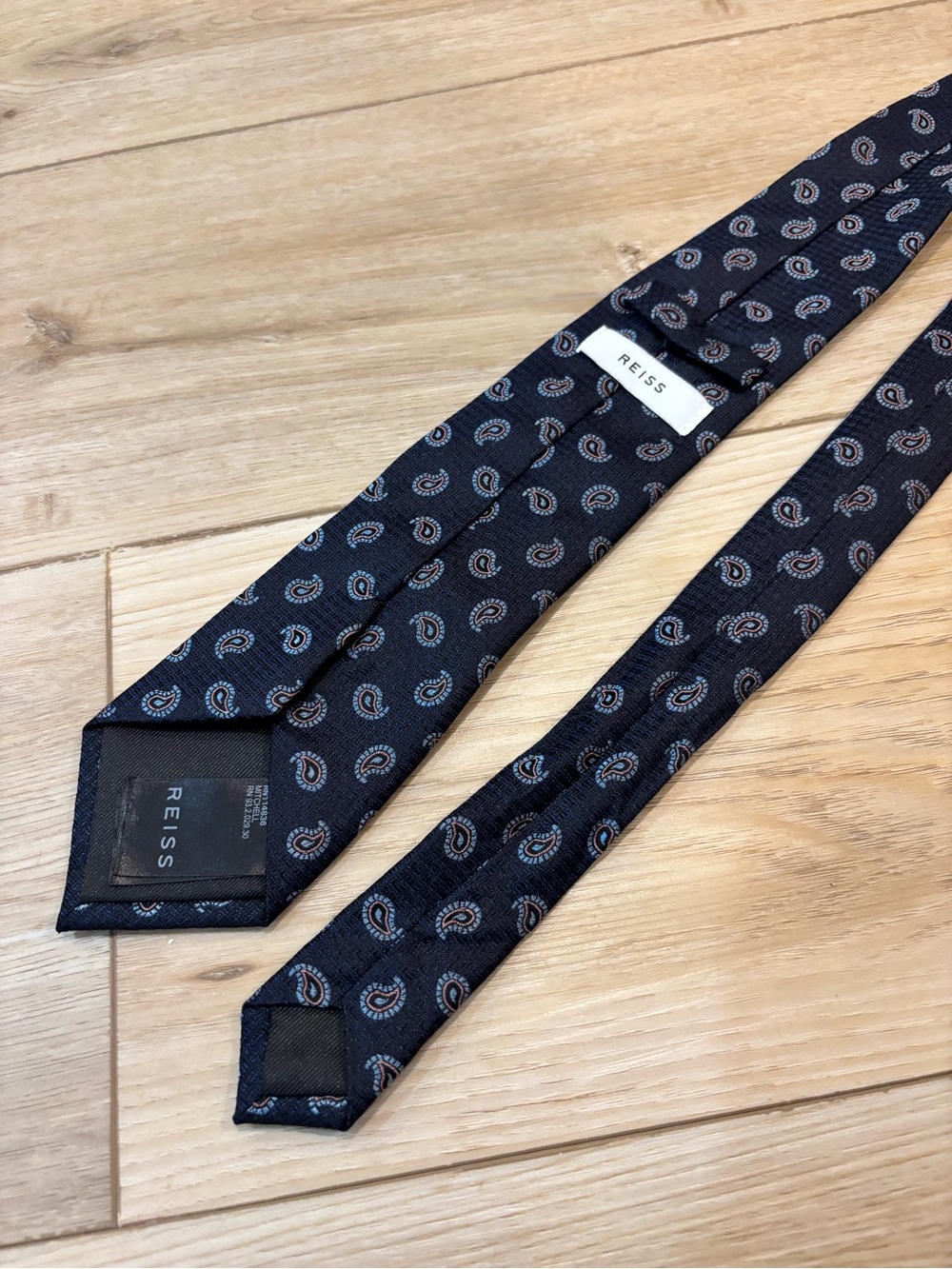 Reiss Mitchell Tie Navy Blue Paisley Pattern 100% Silk 59”x3” Slim Excellent